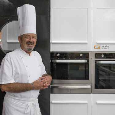 Pocos recuerdan que Karlos Arguiñano fue chef Michelin antes de la tele. Ahora no querría volver a tener una estrella ni regalada