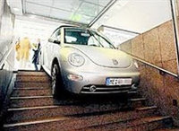 Confunde unas escaleras de metro con la entrada a un parking