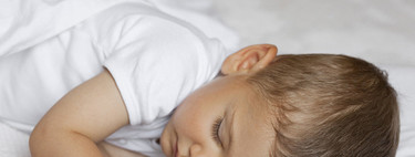 ¿Cuándo deben empezar a dormir con almohada?