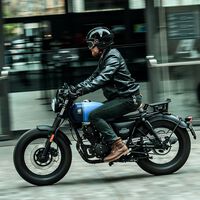 La Brixton Rayburn 125 es una cafe racer con rollazo para el carnet de coche, por 3.399 euros