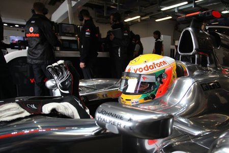 Lewis Hamilton no ve bien por los retrovisores