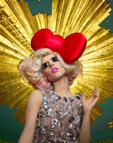 Lady Gaga y sus modelitos para homenajear a 'Hello Kitty'