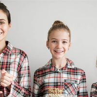 Las adorables fotos de una madre y sus dos hijas que combinan su ropa para lucir iguales 