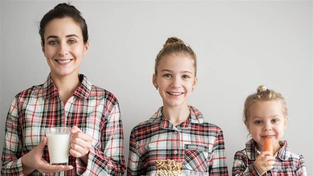 Las adorables fotos de una madre y sus dos hijas que combinan su ropa para lucir iguales