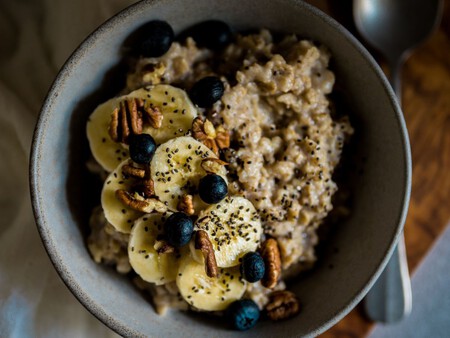 Cómo hacer avena con vainilla y chocolate para el desayuno: fácil, cremosa y lista en 5 minutos