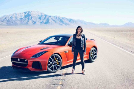 Michelle Rodríguez alcanza los 323 km/h en el nuevo Jaguar F-TYPE SVR