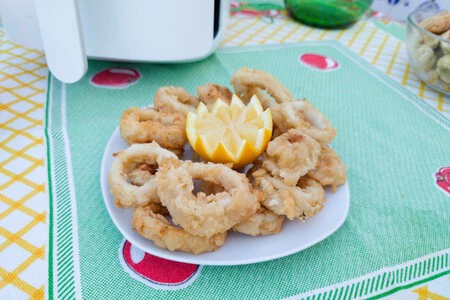 Hemos hecho unos sanísimos calamares con la freidora de aire Xiaomi y nada tienen que envidiar a los de Plaza Mayor