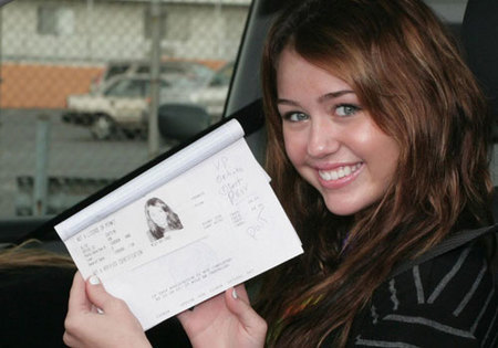 Miley Cyrus ya puede conducir