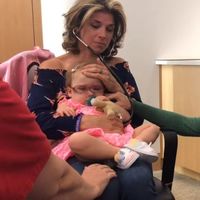 El emotivo momento en el que una madre escucha el corazón de su hijo fallecido en el pecho de la bebé que lo recibió