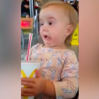 Comparte la divertida reacción de su hija al probar la Coca Cola por primera vez y recibe cientos de críticas