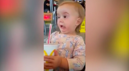 Comparte la divertida reacción de su hija al probar la Coca Cola por primera vez y recibe cientos de críticas