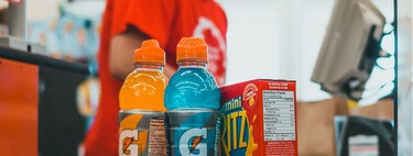 El gesto con las botellas en la cinta del supermercado que más detestan las cajeras 
