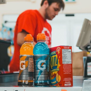 El gesto con las botellas en la cinta del supermercado que más detestan las cajeras 