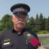 Constable Graham Williamson es ese policía que evita peleas de tráfico desde lo alto de un puente