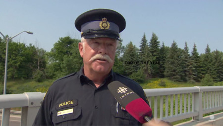 Constable Graham Williamson es ese policía que evita peleas de tráfico desde lo alto de un puente