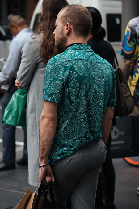 El mejor streetstyle de la semana: es hora de ponernos la camisa estampada