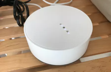 イケアのスマート電球を使用するにはジャンパーも必要です。