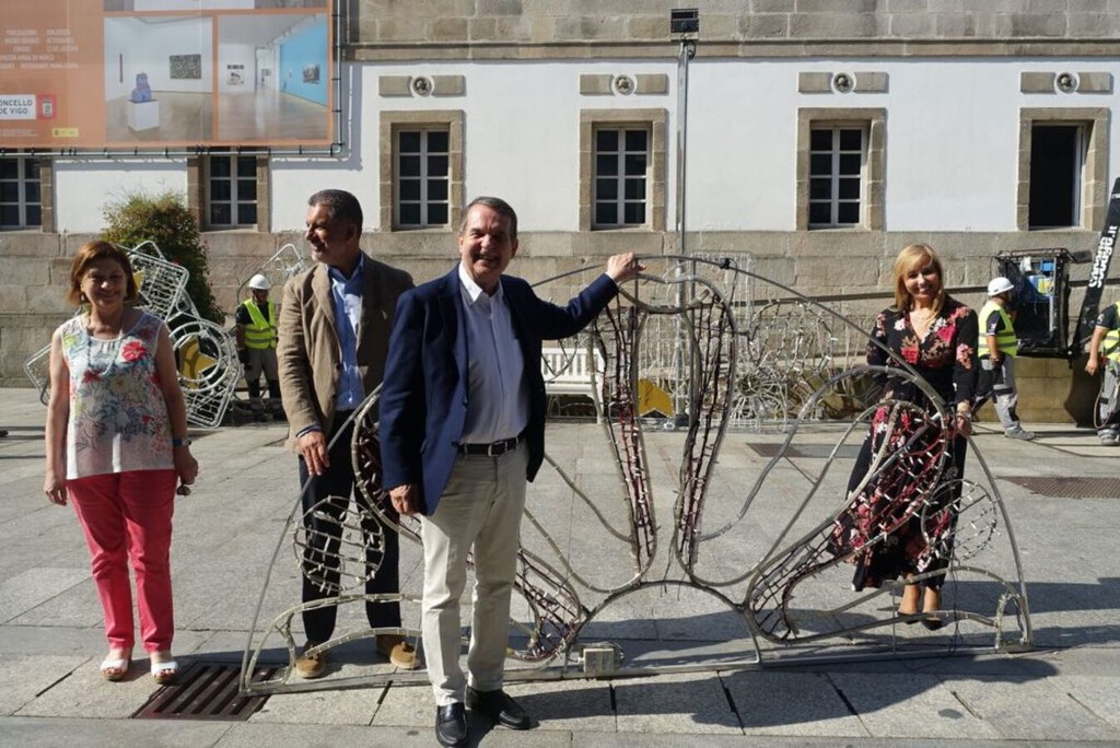 En su obsesión por las luces de Navidad, Vigo está llegando al extremo del absurdo: empezar a colgarlas en julio