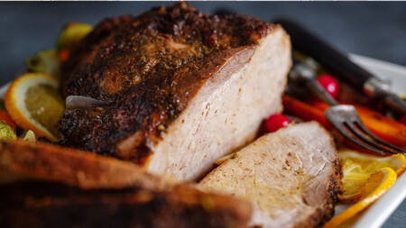 Cómo hacer adobo de chiles secos para una pierna de cerdo enchilada navideña, con la receta y trucos del chef Oropeza