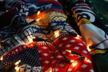 Los jerséis navideños a lo Bridget Jones se vuelven modernos. Bienvenidos a una nueva era