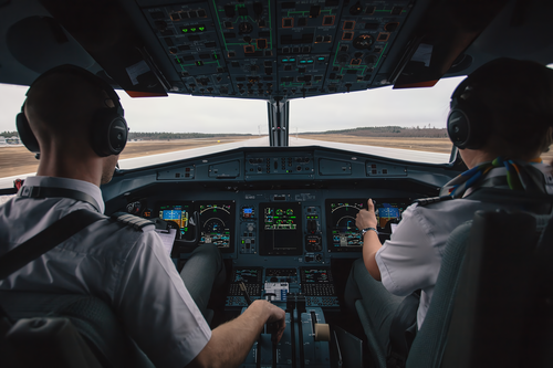 Un vuelo de Lufthansa pasó 10 minutos sin piloto: el copiloto se desmayó y el capitán estaba en el baño