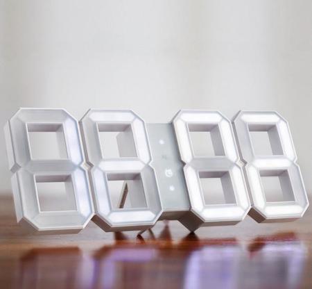 Reloj LED White & White, diseño minimalista y funcional