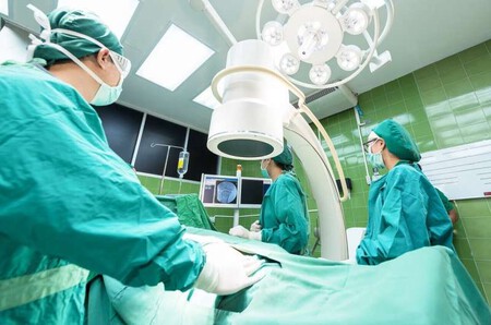 Los hombres de 40 a 80 años tienen mayor probabilidad de morir después de la cirugía que las mujeres de la misma edad