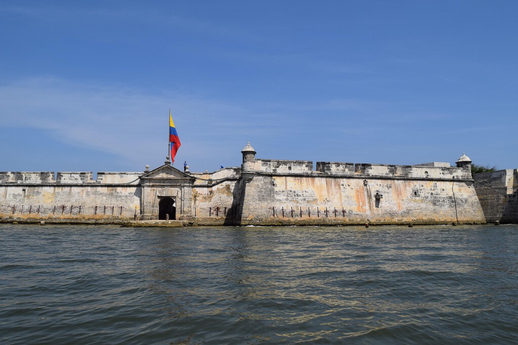 Tras 10 años investigando, hemos descubierto un fascinante castillo de 1567 sumergido en Sudamérica . Noticias en tiempo real