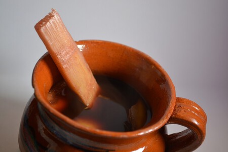 Cómo hacer ponche de frutas tradicional con un ingrediente económico que hace la diferencia en sabor y que pocos usan