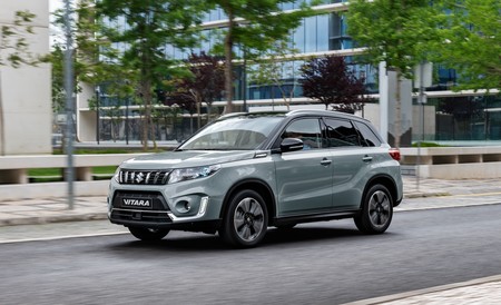 Probamos el nuevo Suzuki Vitara Hybrid: un versátil SUV que gana en agilidad dentro y fuera del asfalto, ahora con etiqueta ECO