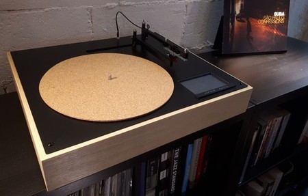 Este tocadiscos con Bluetooth es capaz de identificar las diferentes pistas del vinilo y programar una reproducción a medida