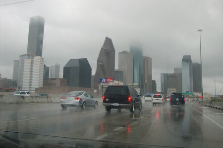 Coches circulando por carretera con lluvia