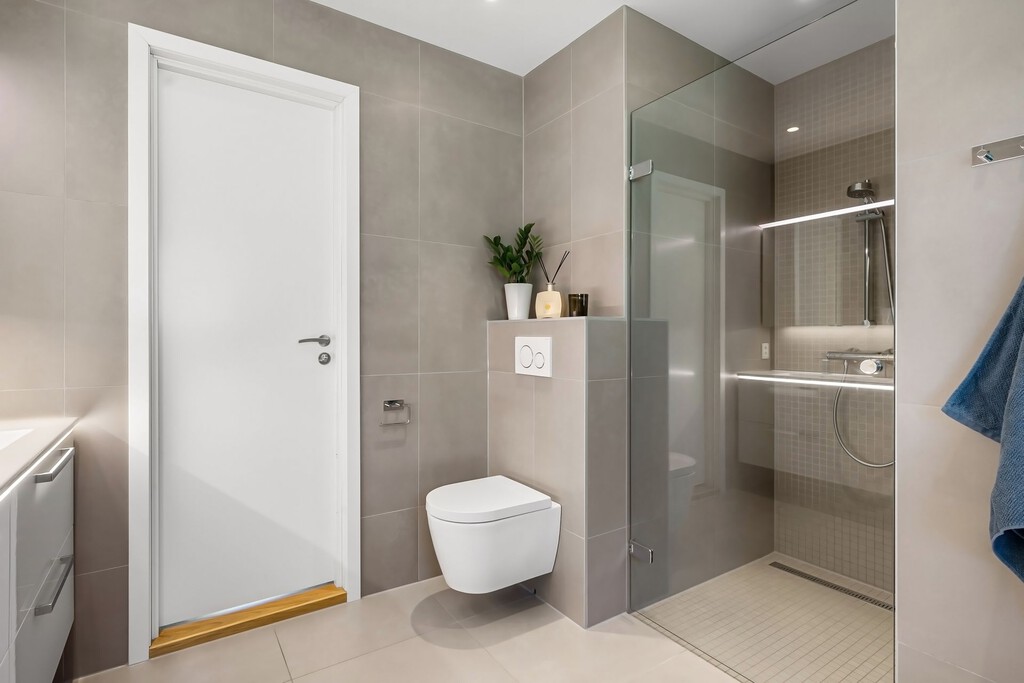 ¿Es buena idea dejar la puerta del baño abierta después de ducharse? Esta experta en calidad del aire responde