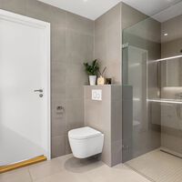 ¿Es buena idea dejar la puerta del baño abierta después de ducharse? Esta experta en calidad del aire responde