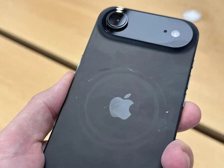El iPhone Air es de titanio y cristal y también tiene "rayones" que son restos de la base MagSafe