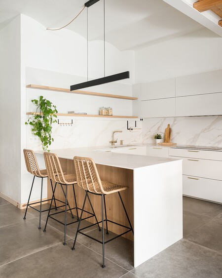 Practica Y Acogedora Esta Amplia Cocina Abierta Que Ademas Conecta Con La Terraza A Traves De