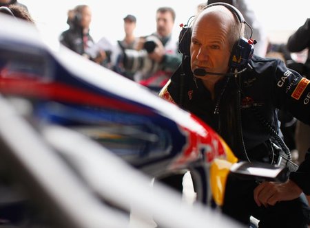 Adrian Newey no descarta seguir evolucionando el Red Bull RB7