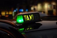 Taxímetro calcula el precio del viaje en taxi 