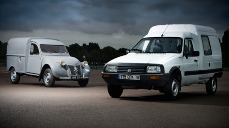 Respeto a los mayores. La Citroën 2CV Furgoneta, abuela de las furgonetas blancas, cumple 65 años