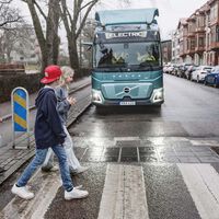 Volvo quiere volver a revolucionar la seguridad. Ha inventado un sistema que limita automáticamente la velocidad de los camiones al llegar a un paso de peatones