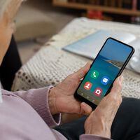 He preparado un Galaxy para una persona mayor con una idea clara: lo que más les ayuda no es instalar apps, es evitarles complicaciones 