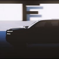 Las nuevas Nissan NP300 y Frontier 2021 dejan ver su renovado look entre la penumbra
