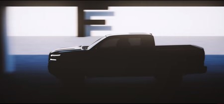 Las nuevas Nissan NP300 y Frontier 2021 dejan ver su renovado look entre la penumbra