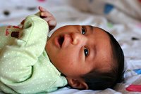 Un niño de ocho años ayuda a su madre a dar a luz