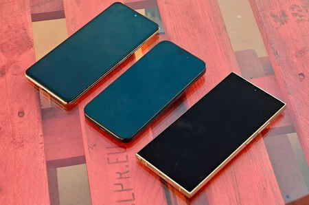 左から右へ: POCO F3、iPhone 15 Pro、Samsung Galaxy S24