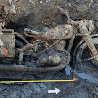 Hace 80 años alguien enterró una moto de la Segunda Guerra Mundial en el Danubio. Ahora la sequía la ha sacado a la luz 