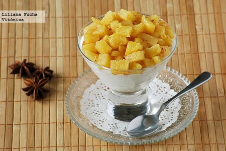 Copa de yogur, avena y piña asada con especias. Receta saludable