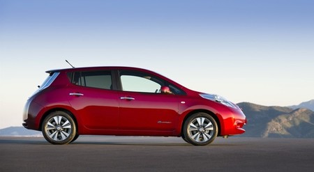 Nissan LEAF 2013 rojo lateral
