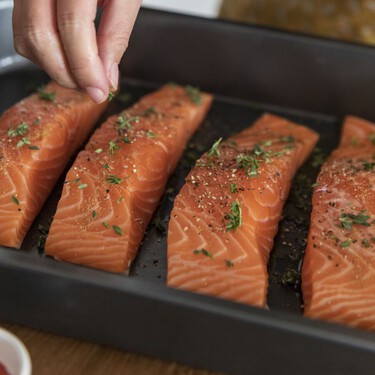 Ni freidora de aire, ni horno: la mejor forma de cocinar salmón es también la menos conocida 