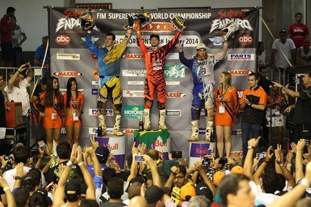 Taddy Blazusiak gana el Superenduro de Brasil con Alfredo Gómez en el podio